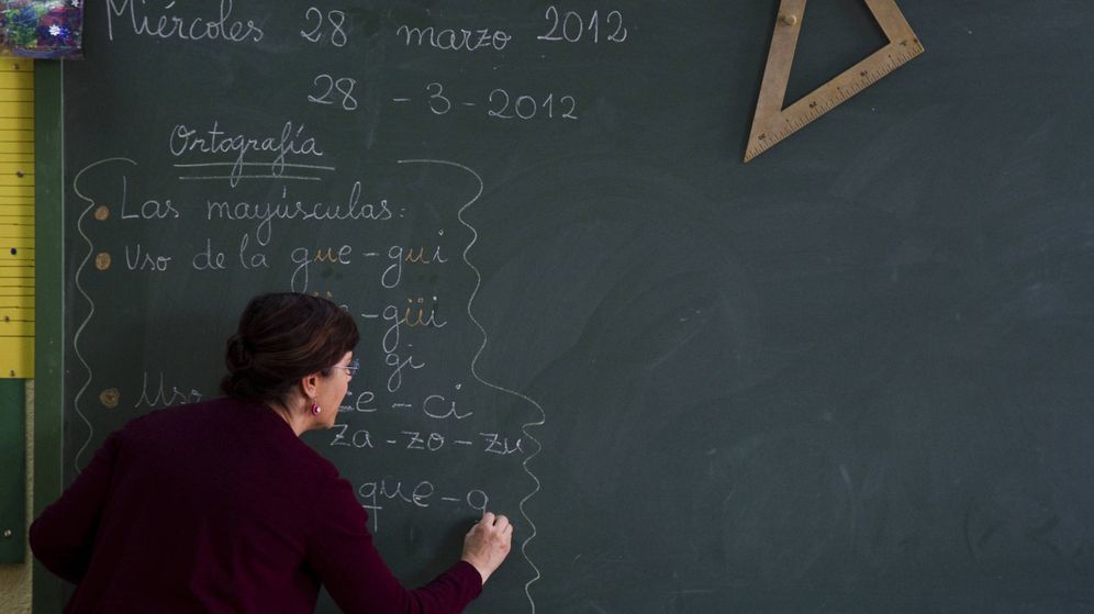 Foto: Una profesora escribe en la pizarra en un colegio público de Madrid. (Reuters)