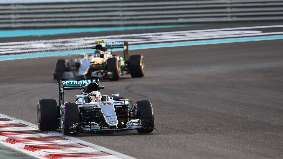 Foto: Hamilton y Rosberg, en la carrera de este domingo en Abu Dabi.