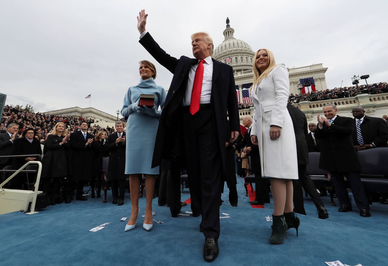 Foto: El presidente de EEUU, Donald Trump, saluda a la multitud durante su toma de posesión, en Washington, el 20 de enero de 2016. (Reuters)